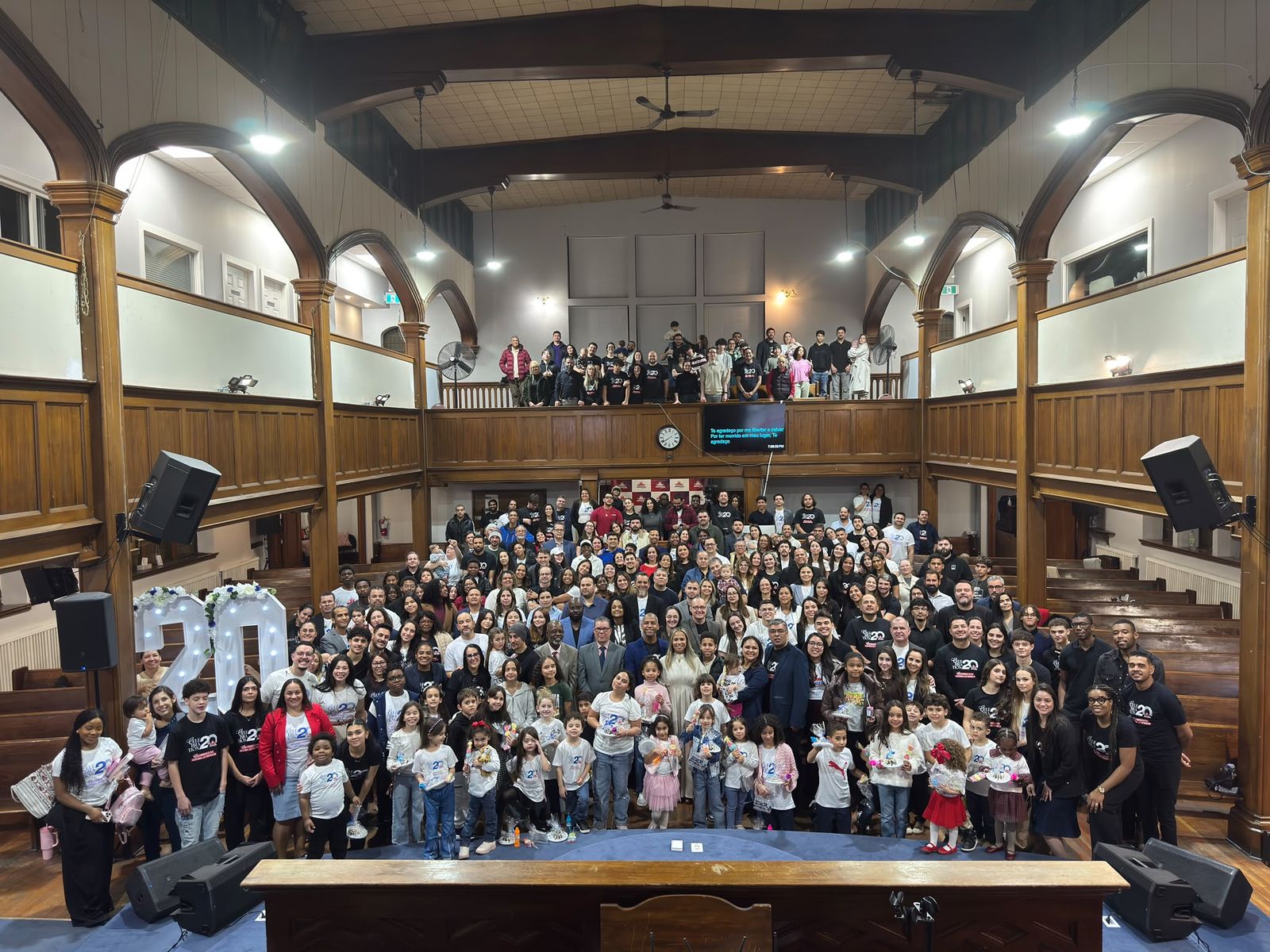 Congregação reunida na sede da ADMITO Church em Toronto